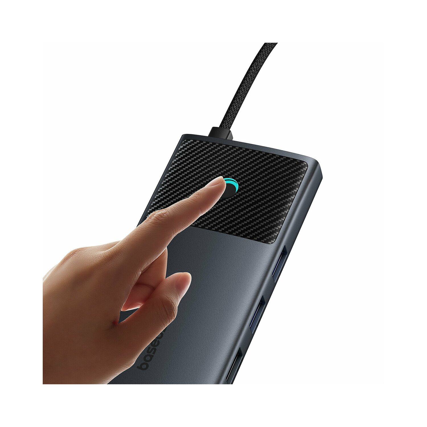 Mano che tocca un dispositivo nero e grigio con cavo USB collegato.