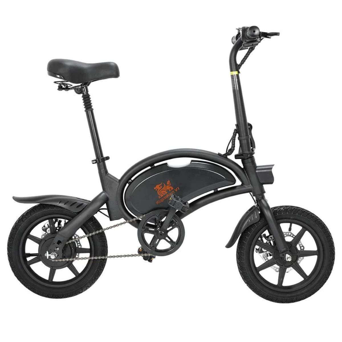 Bicicletta elettrica pieghevole nera. Ha una batteria, pedali e ruote piccole. Lo sfondo è bianco.