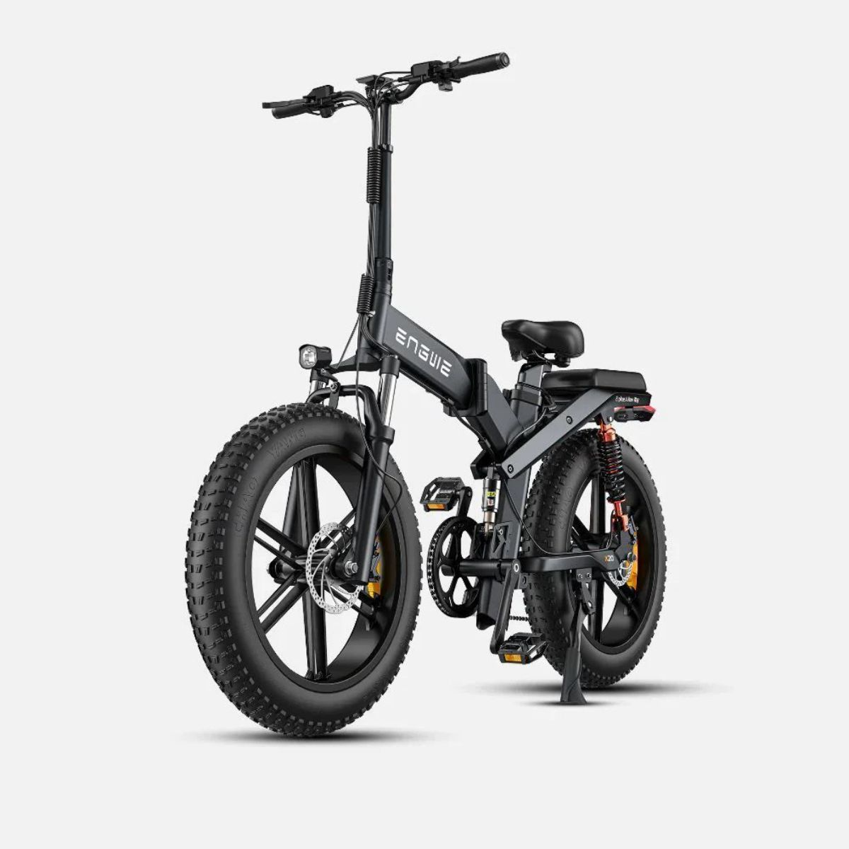 Bicicletta elettrica pieghevole nera su sfondo bianco. Ha pneumatici grandi.