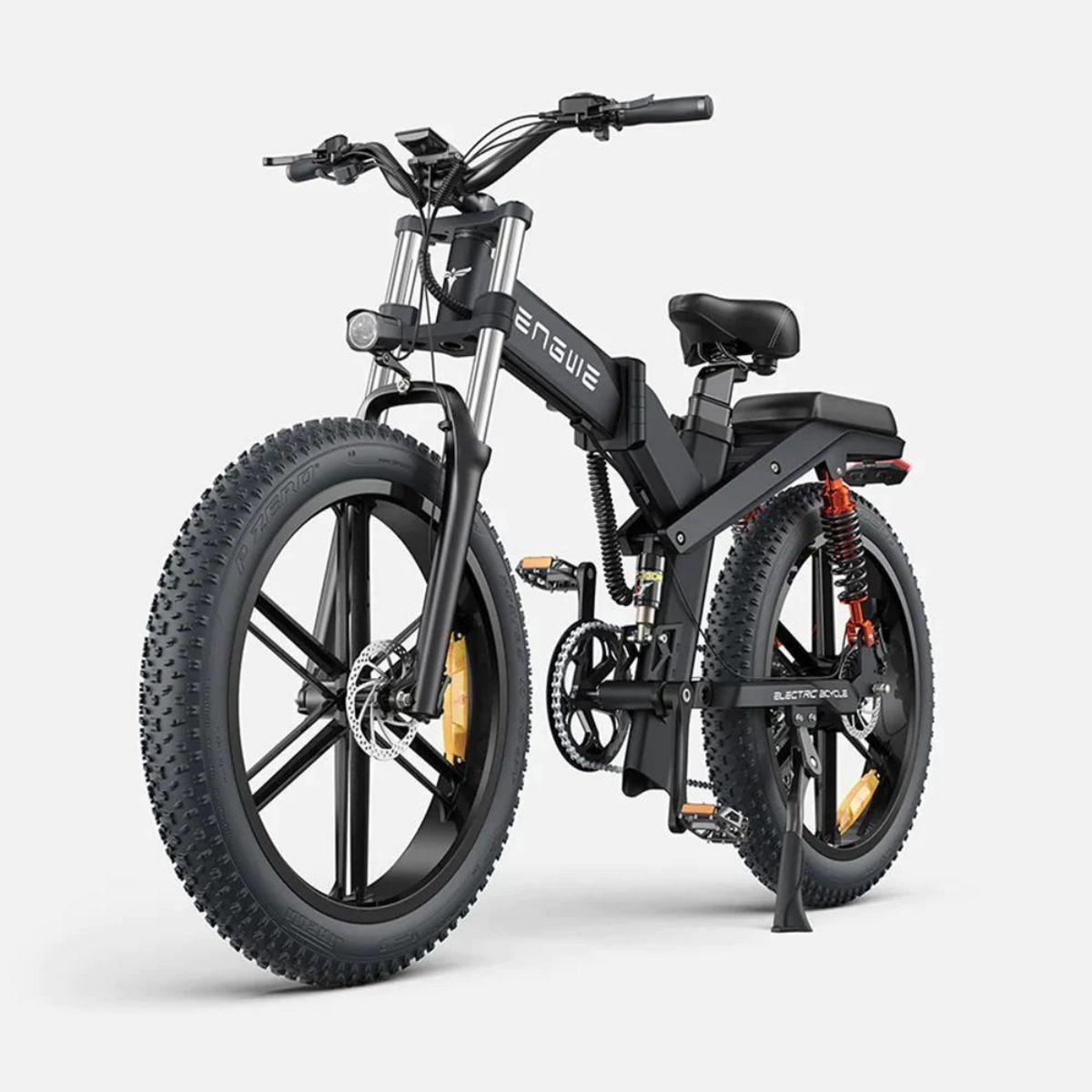 Bicicletta elettrica nera con pneumatici larghi. Faro, manubrio largo e forcella anteriore.