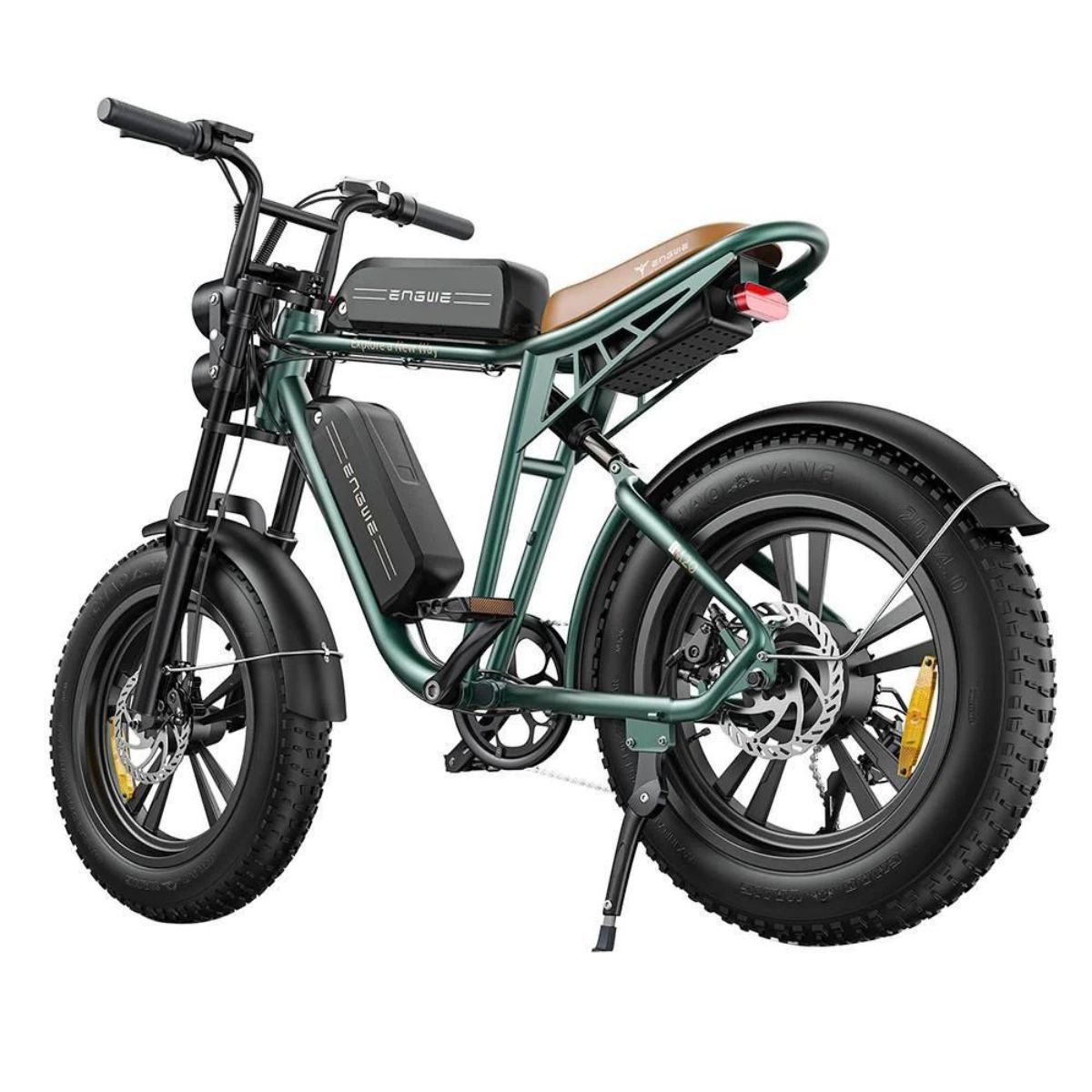 Bicicletta elettrica verde con sella marrone, pneumatici larghi e faro.