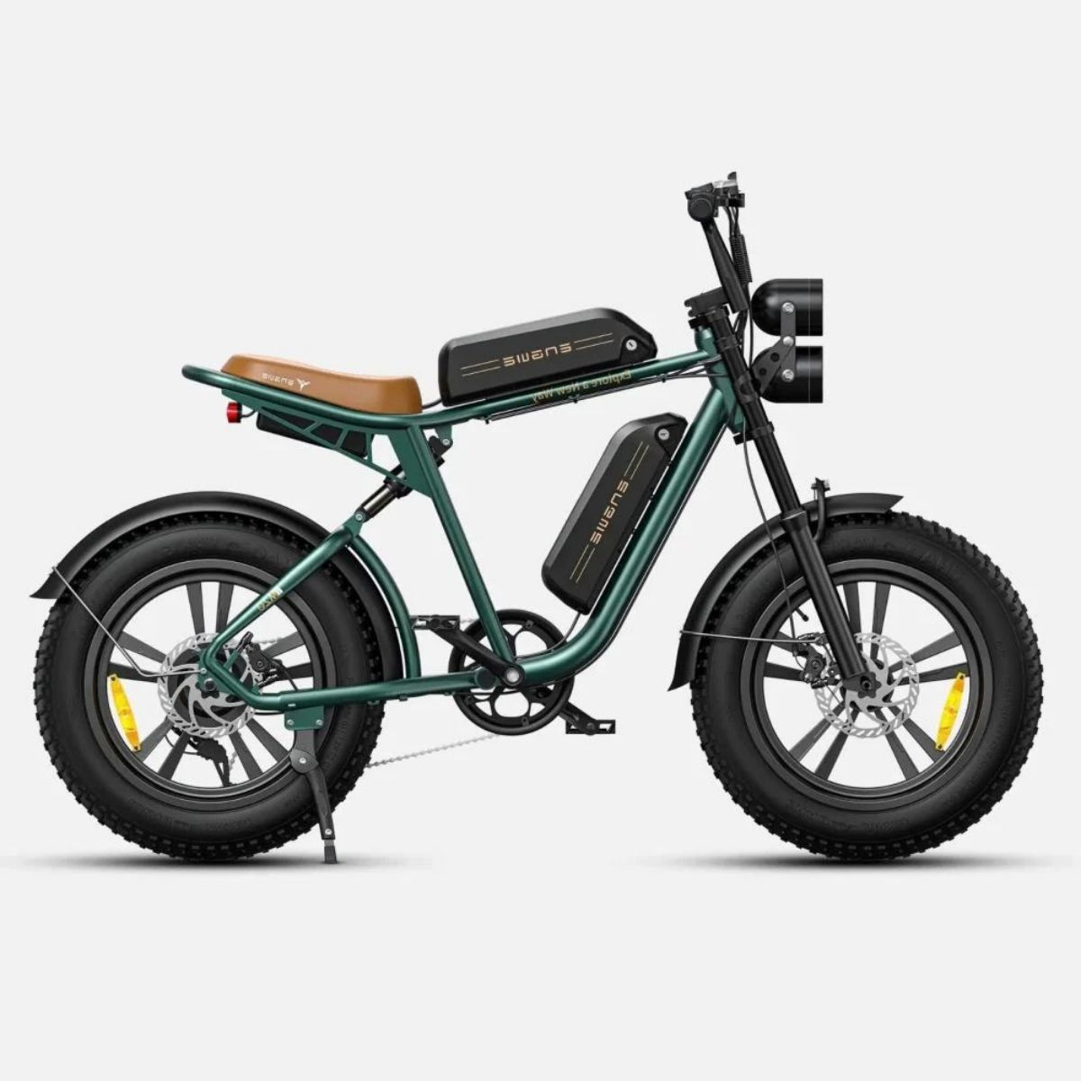 Bicicletta elettrica verde con sella marrone e pneumatici neri, su sfondo bianco.