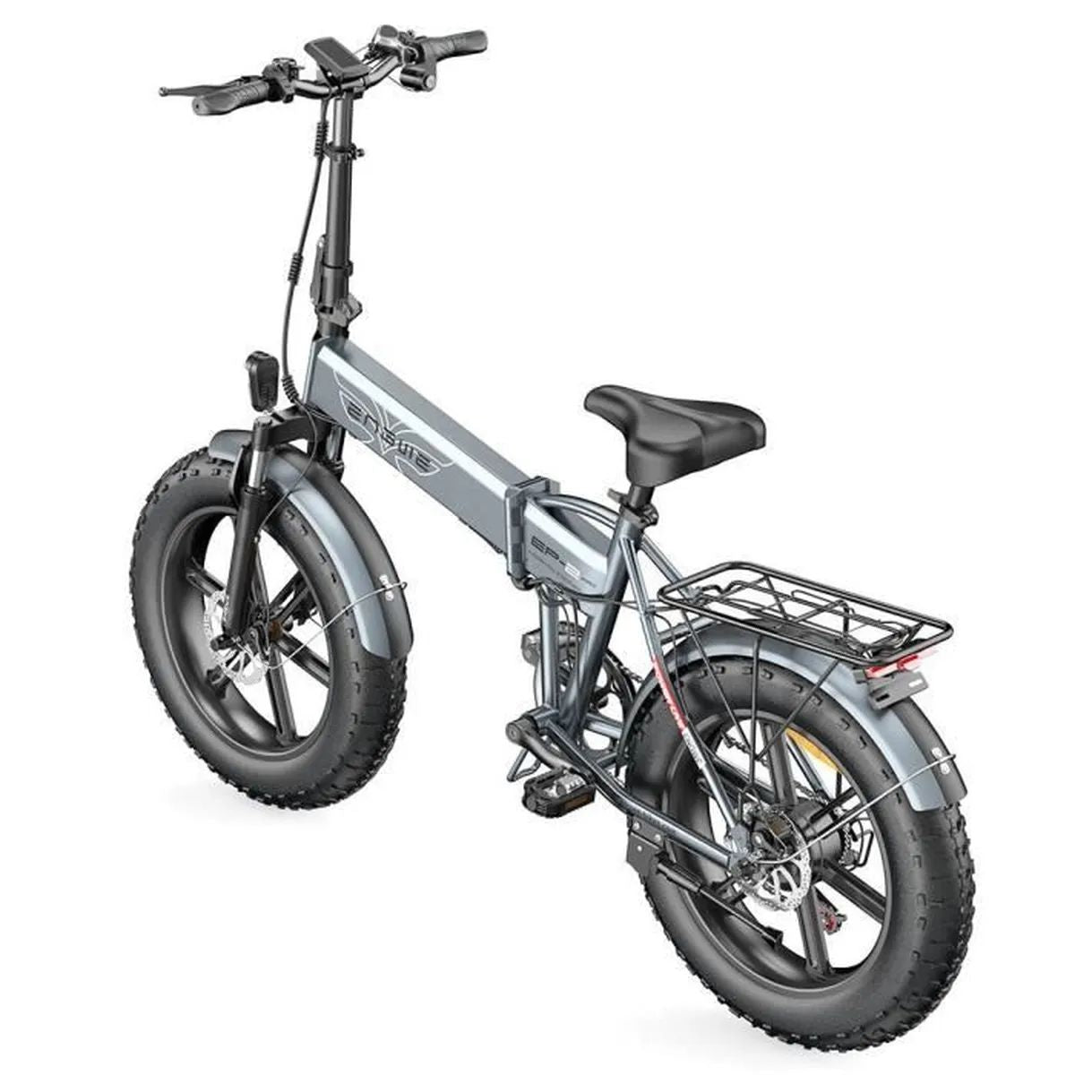 Bicicletta elettrica pieghevole grigia, con portapacchi e pneumatici larghi, isolata su bianco.