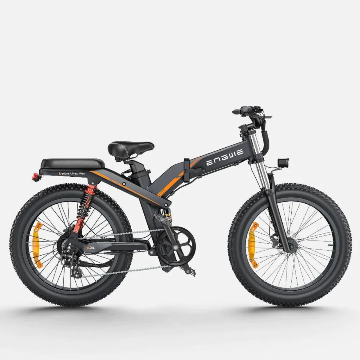 Bicicletta elettrica nera e grigia con dettagli arancioni, pneumatici grandi su sfondo bianco.