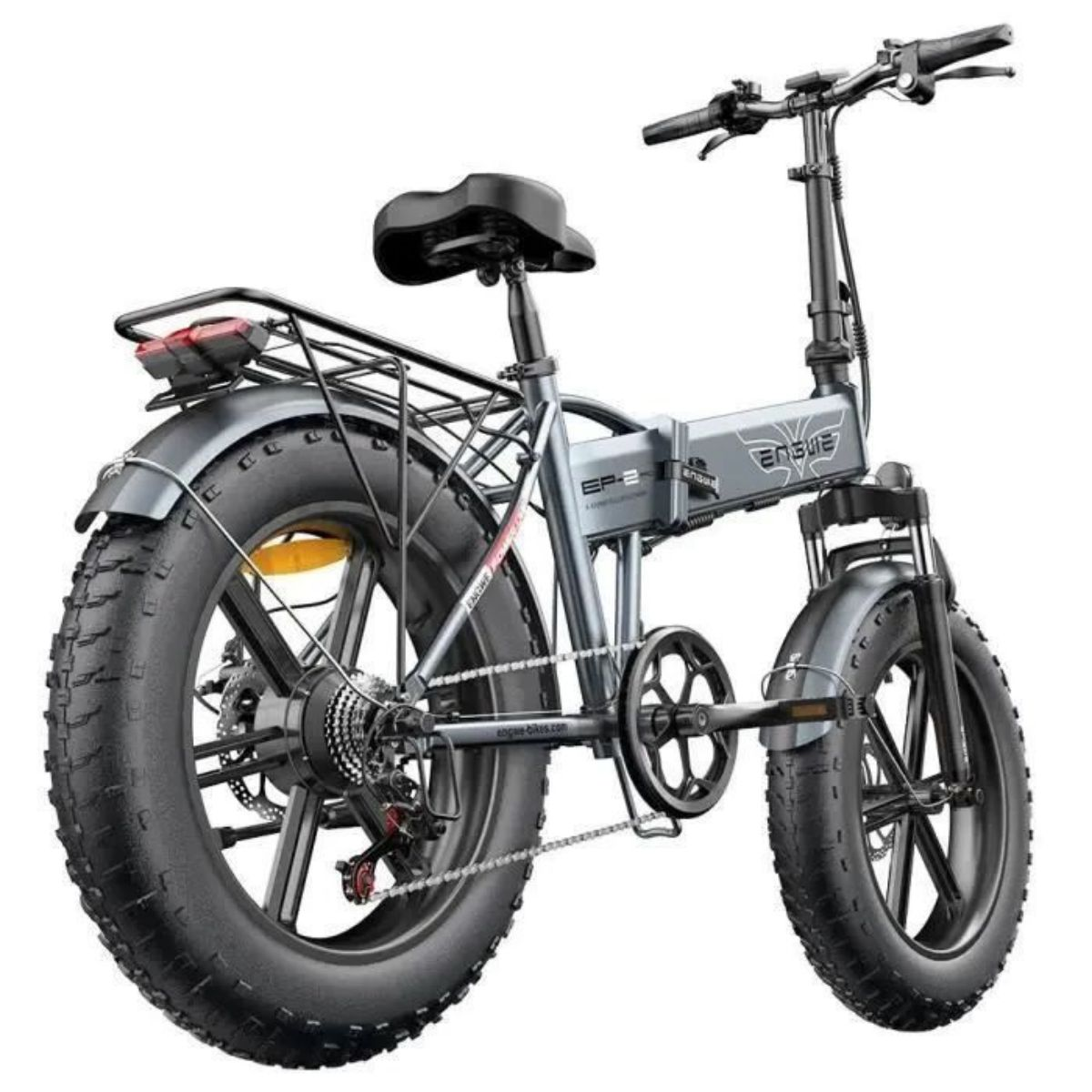 Una bici elettrica pieghevole grigia con pneumatici larghi e portapacchi posteriore. Sfondo bianco.