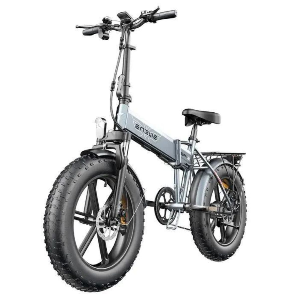 Bicicletta elettrica pieghevole grigia. Ha pneumatici larghi, su sfondo bianco.