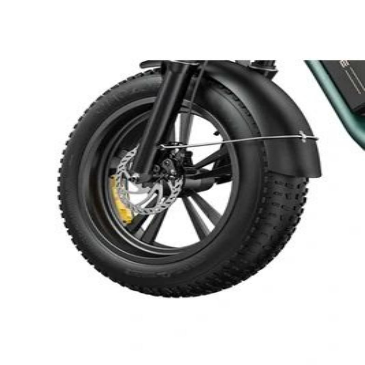 Primo piano della ruota anteriore di una e-bike. Pneumatico nero, freno a disco e parafango. Sfondo bianco.