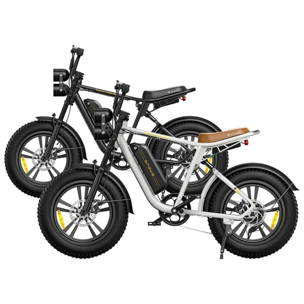 Due biciclette elettriche. Una nera e una bianca. Accenti gialli sulle ruote e sulla batteria.