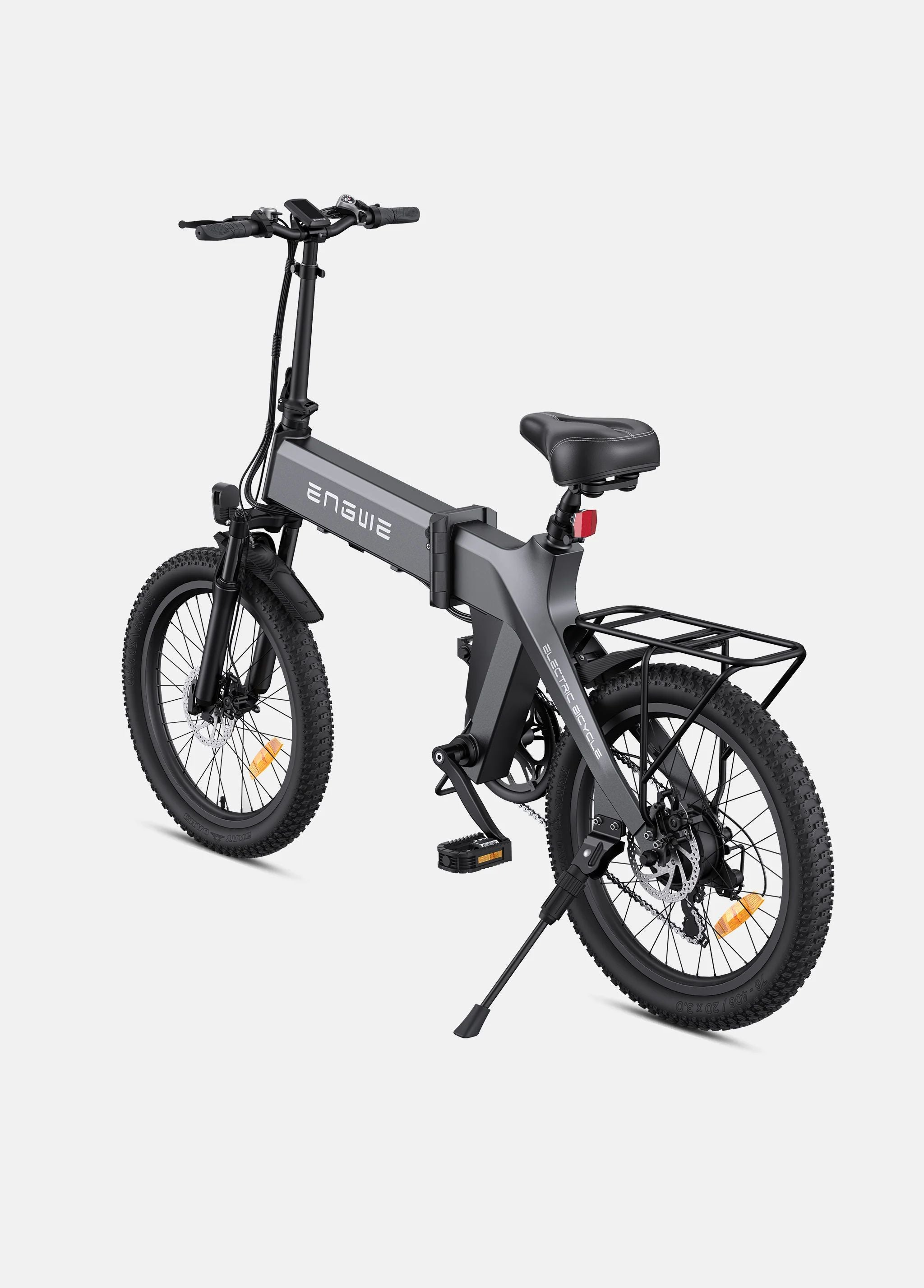 Bicicletta elettrica pieghevole grigia su sfondo bianco. Presenta portapacchi, sospensioni e pneumatici spessi.
