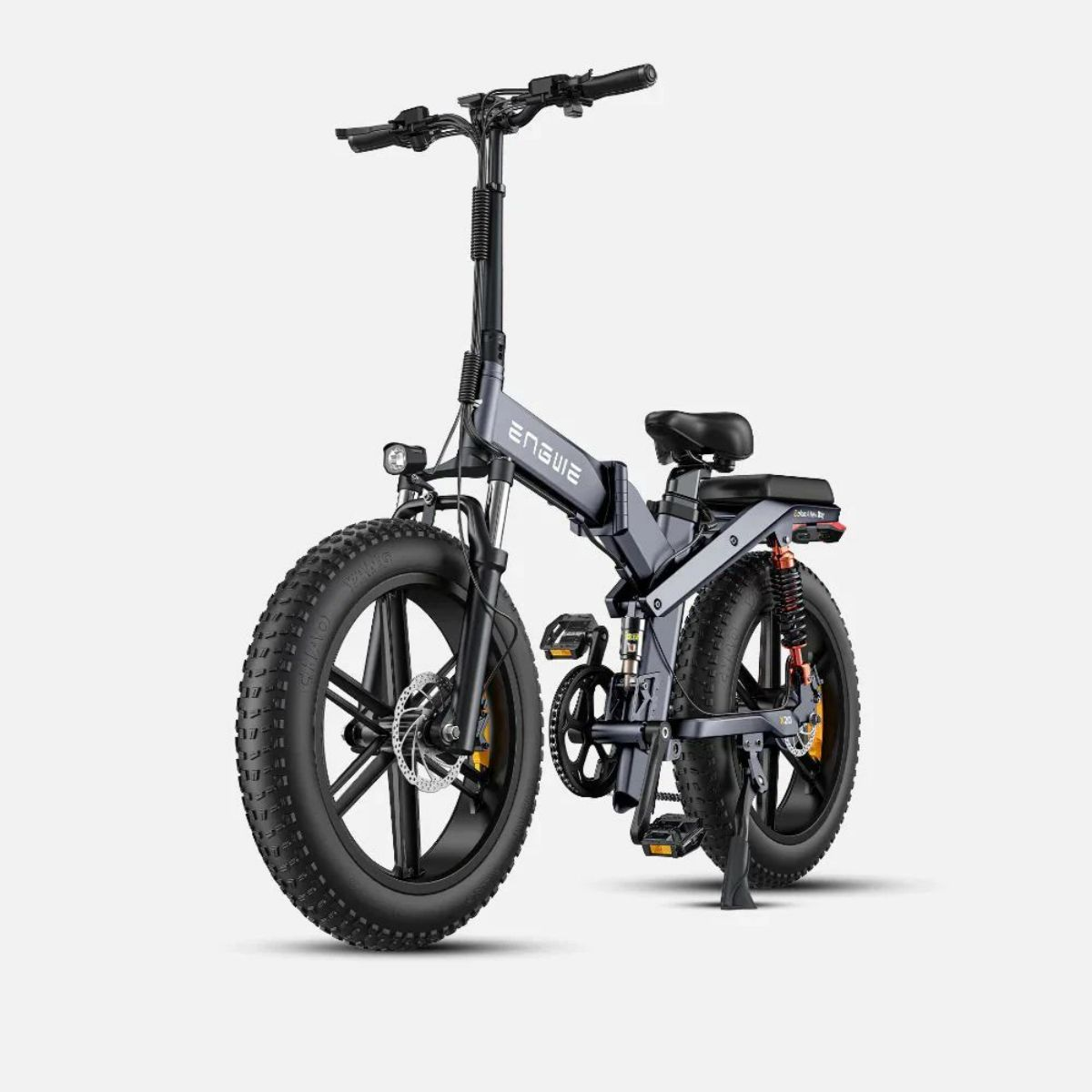 Bici elettrica pieghevole, colore grigio. Pneumatici spessi, freni a disco, luce anteriore e telaio ribassato.