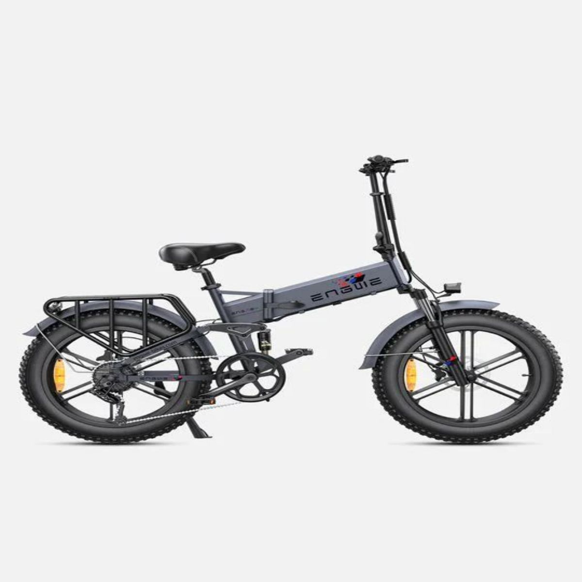 Bicicletta elettrica grigia con pneumatici neri e portapacchi. Su sfondo bianco.