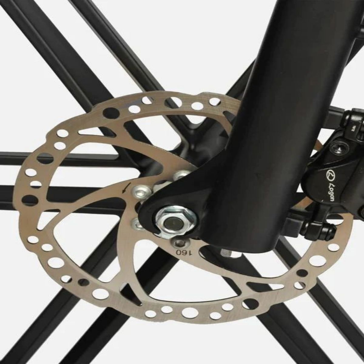 Primo piano di un rotore del freno a disco della bicicletta e dei raggi della ruota. Il rotore ha molti fori.