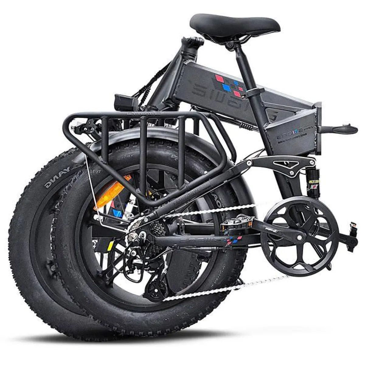 Una bici elettrica pieghevole nera con pneumatici larghi, un portapacchi e una catena.
