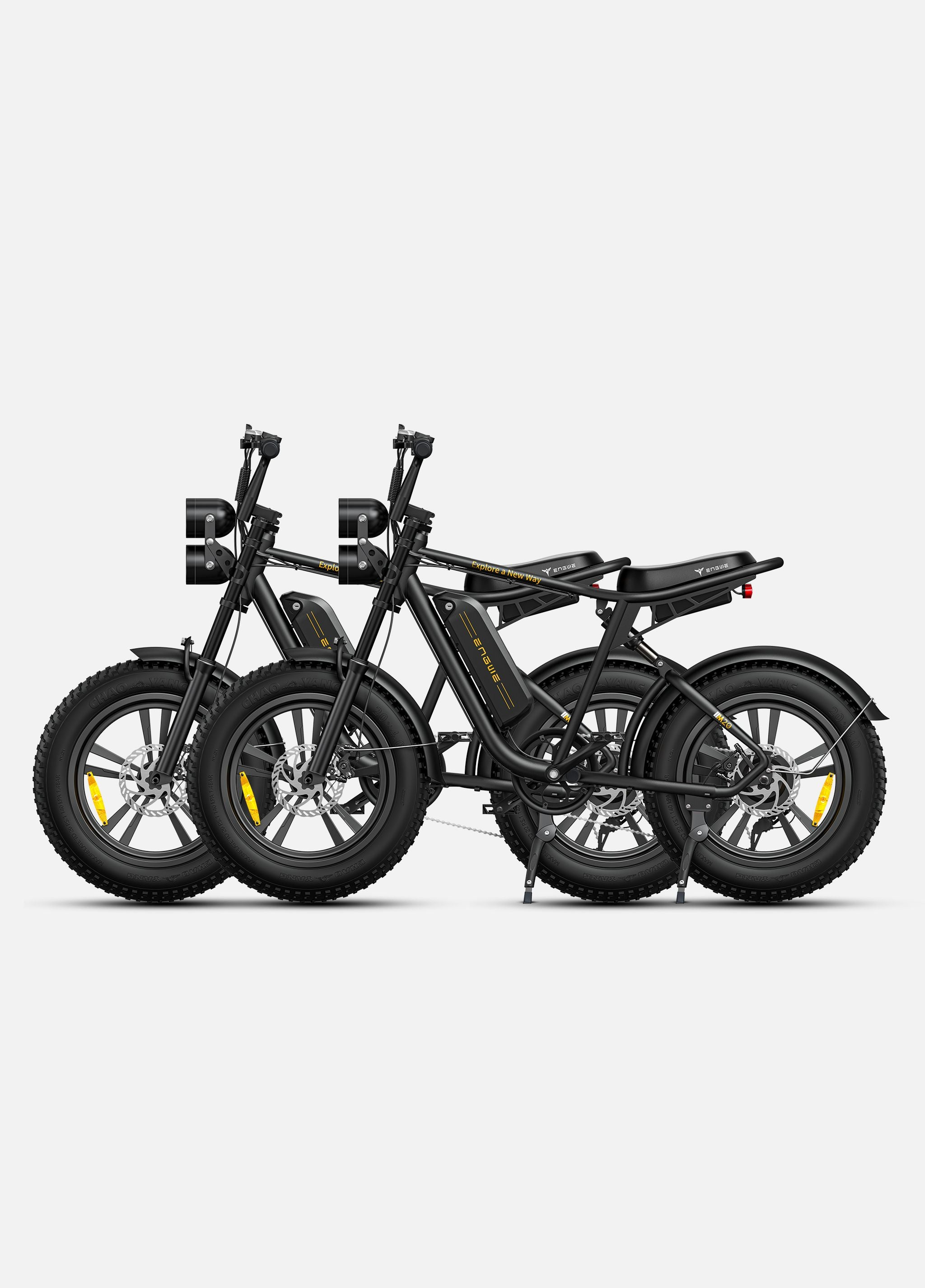 Tre bici elettriche nere affiancate, con dettagli gialli, su bianco.
