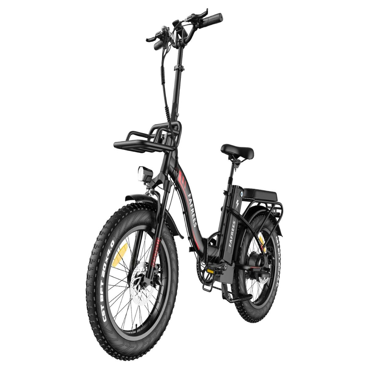 Schwarzes Elektrofahrrad mit großen Reifen. Hat einen Front- und Heckgepäckträger. Der Hintergrund ist weiß.