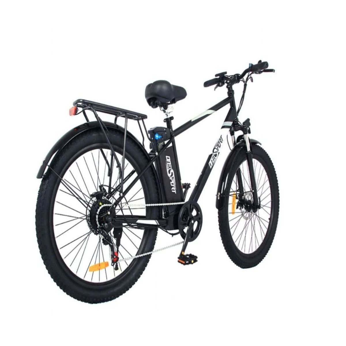 E-bike nera con portapacchi, sella e motore. È su sfondo bianco. La bici è girata.