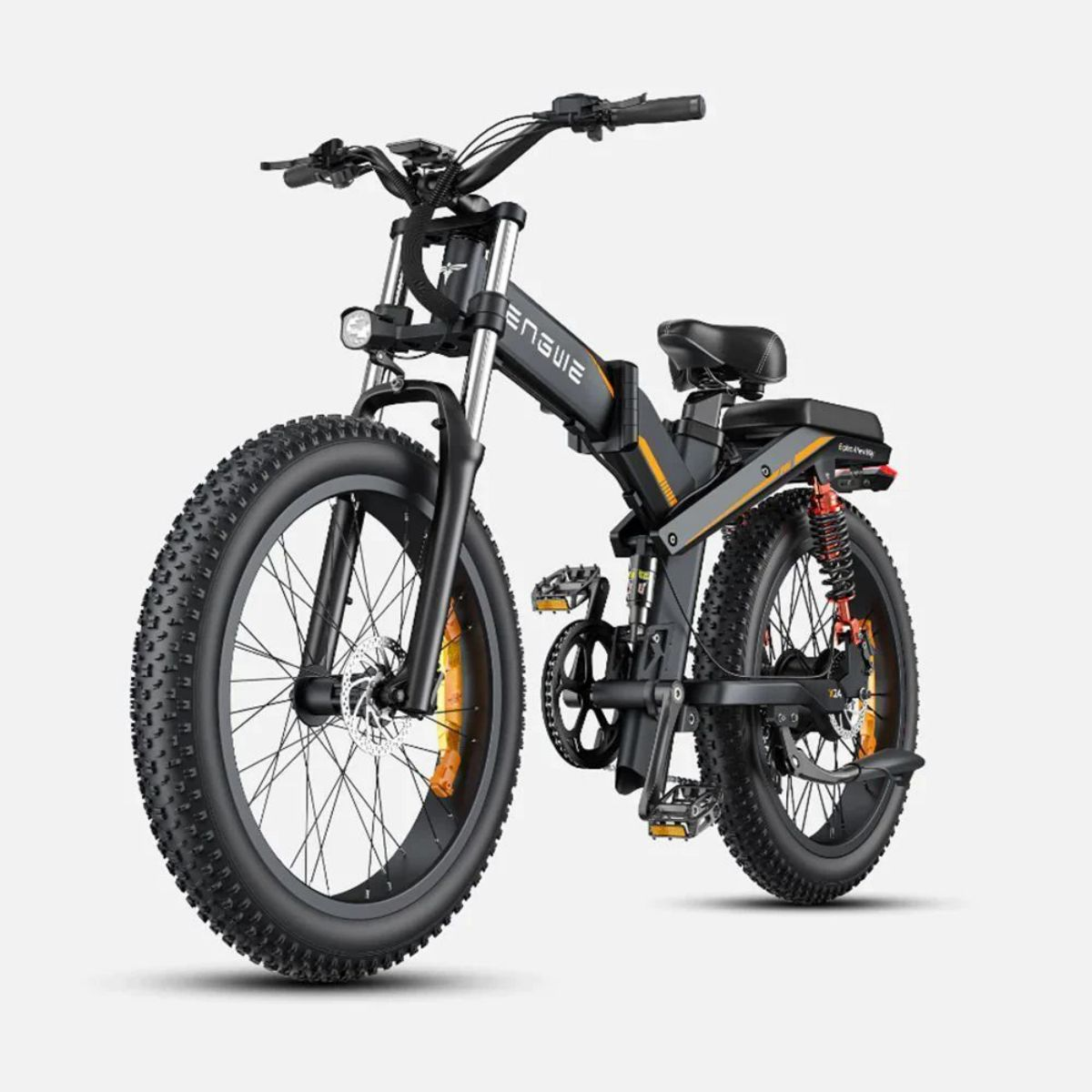 Una bicicletta elettrica con pneumatici spessi, su sfondo bianco. Ha un faro e sospensioni posteriori.