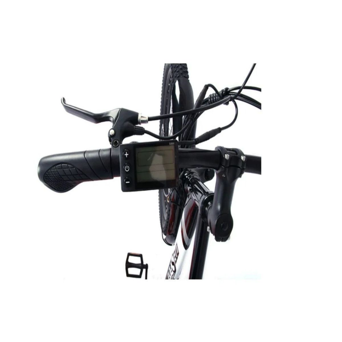 Primo piano del manubrio di una e-bike con display e comandi. Bianco e nero.