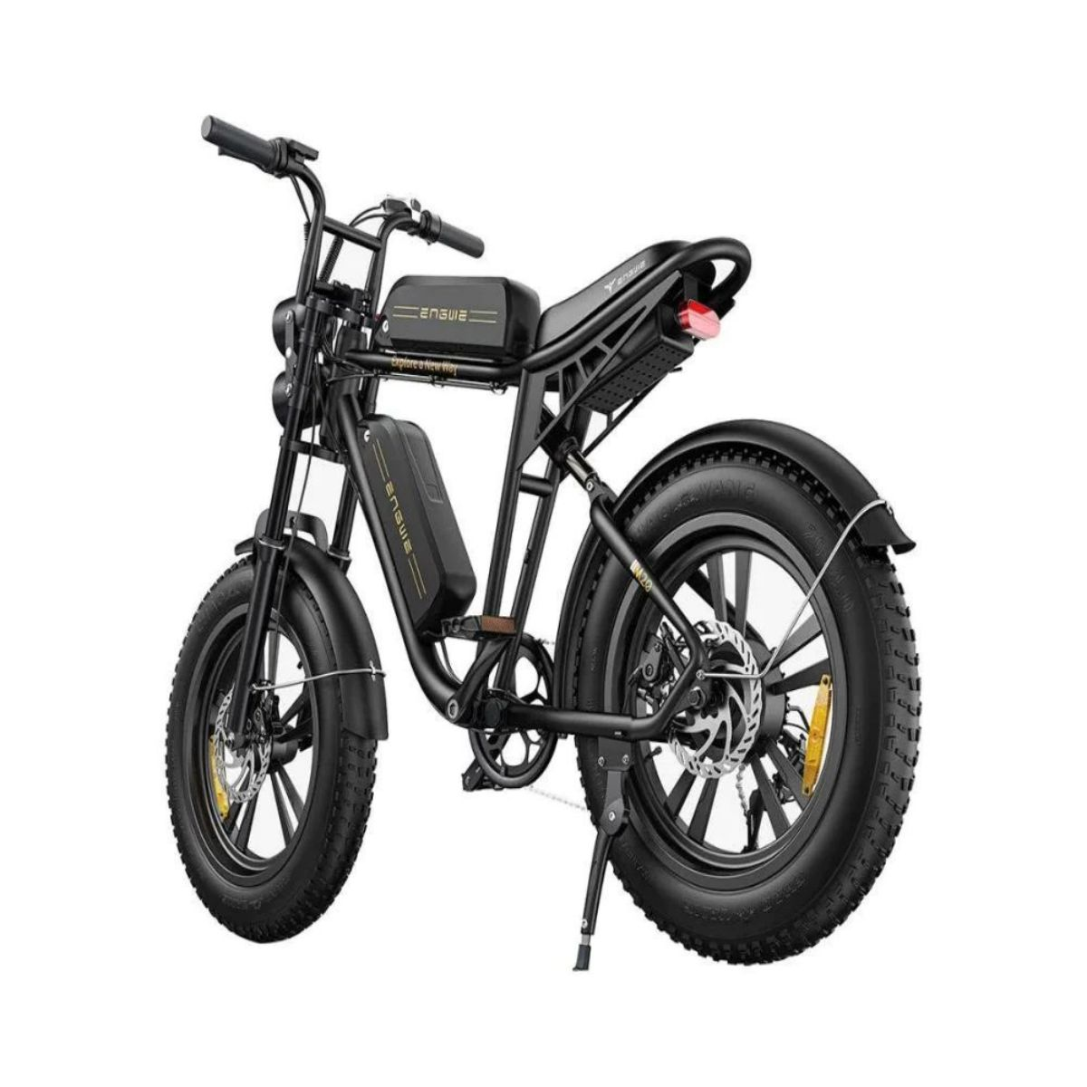 E-bike nera su sfondo bianco. Ha pneumatici e telaio neri.