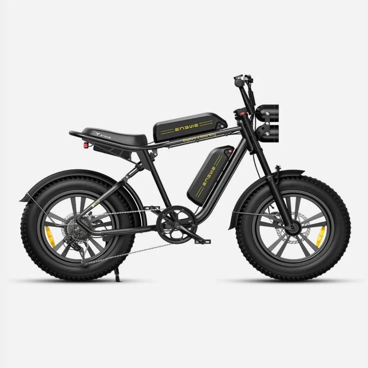 Bici elettrica nera su bianco. Ha ruote e telaio neri. Sono visibili due batterie.