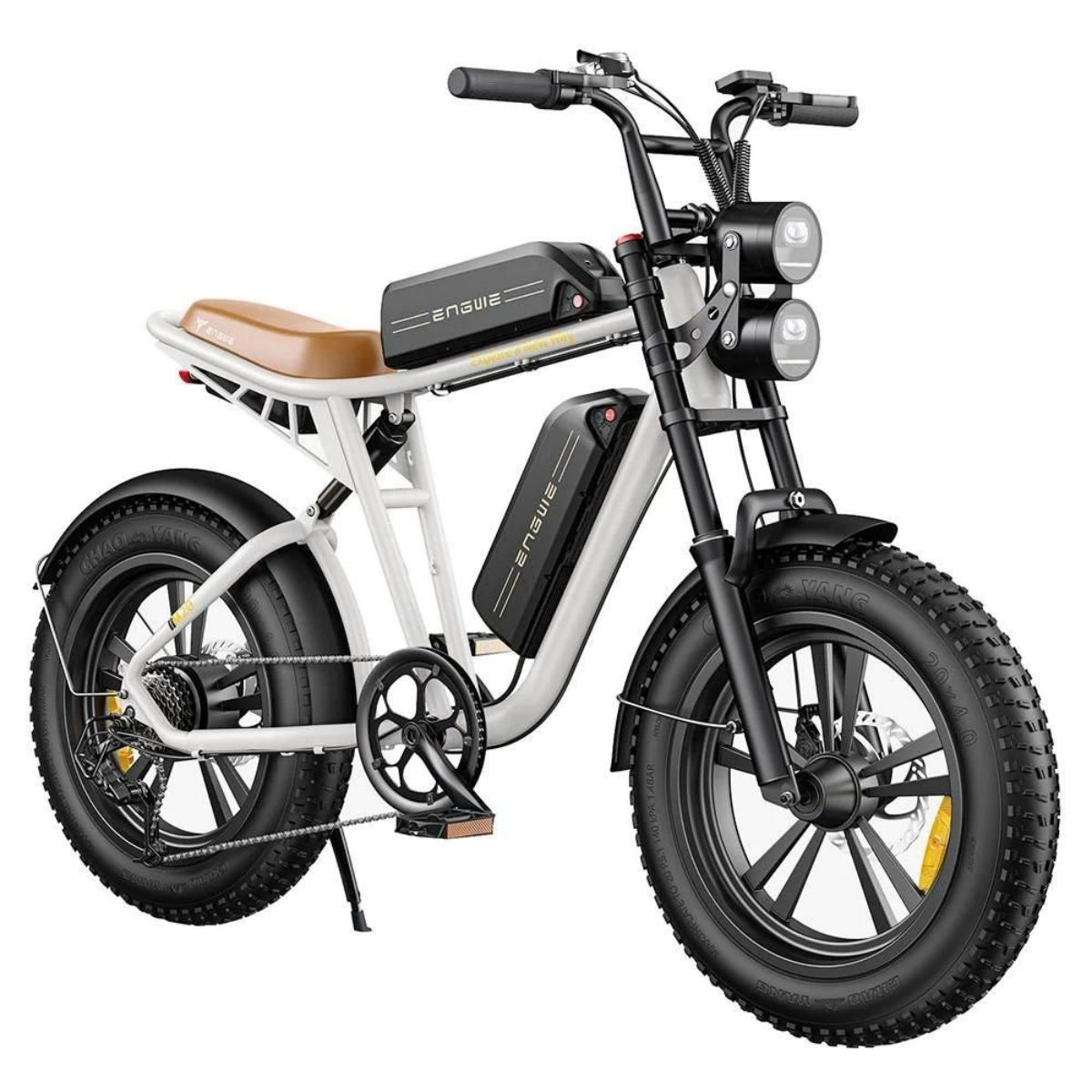 Bicicleta eléctrica blanca y negra con neumáticos anchos, faros dobles y asiento marrón. Fondo blanco.