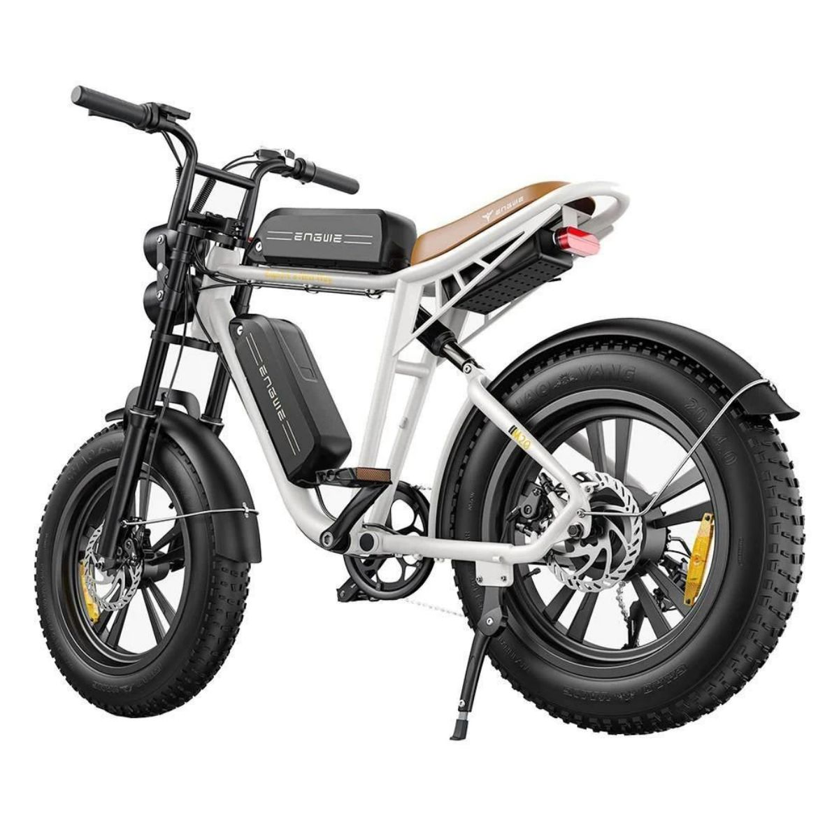 Una motocicleta eléctrica con un marco blanco y neumáticos negros. Tiene un asiento marrón y una batería negra.