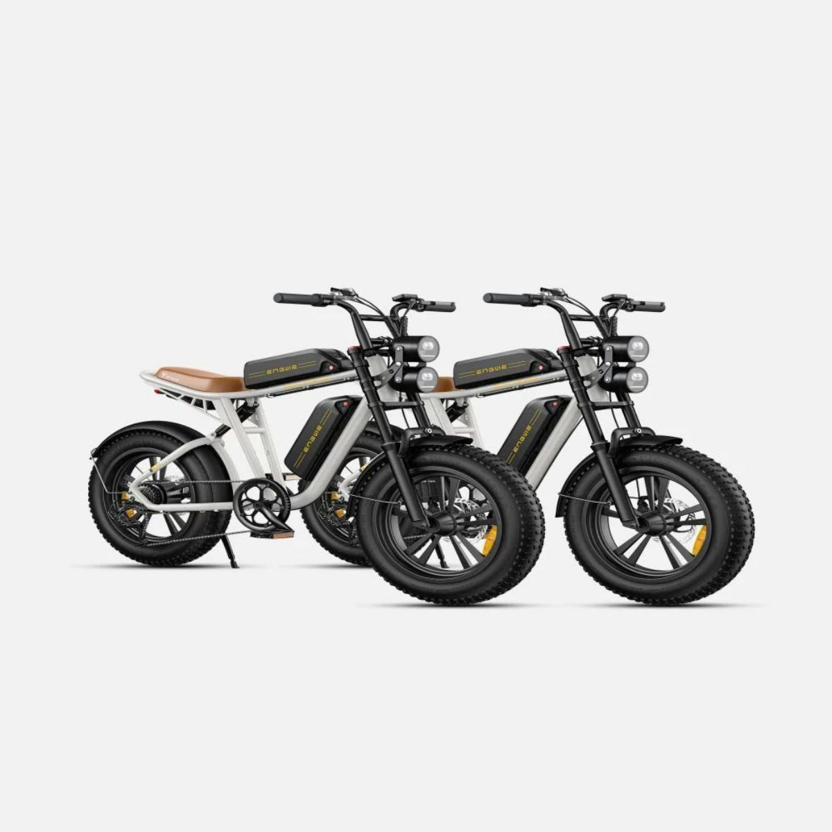 Dos bicicletas eléctricas blancas y negras con asientos marrones, sobre fondo blanco.