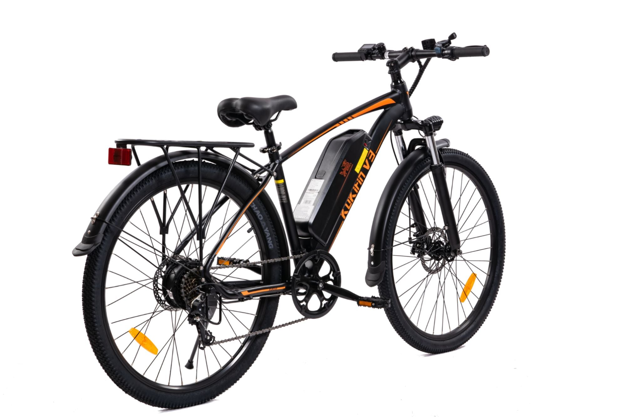 Bicicletta elettrica nera e arancione su sfondo bianco.