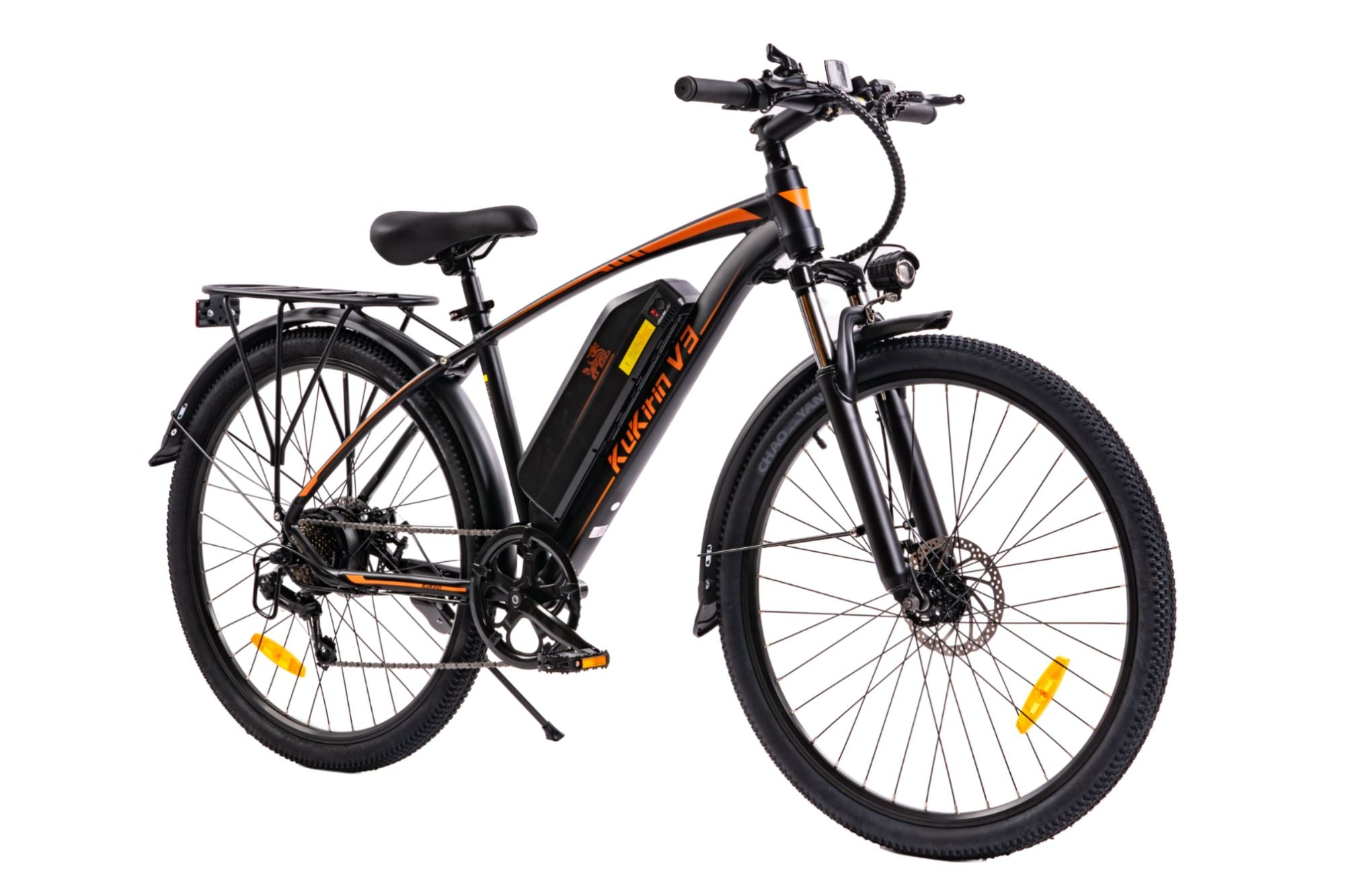 Bicicletta elettrica nera e arancione su sfondo bianco.