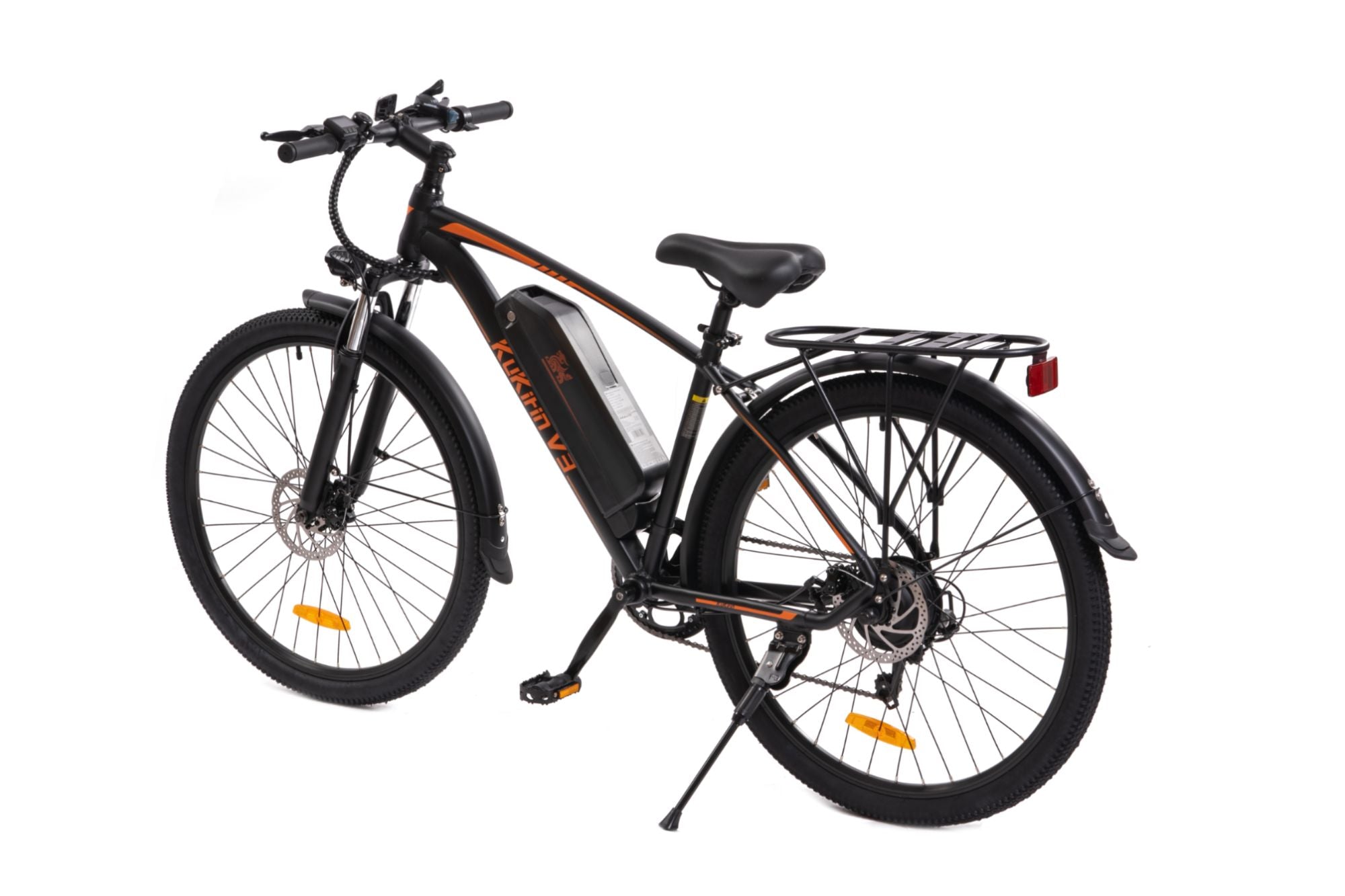 Bicicletta elettrica nera e arancione su sfondo bianco.