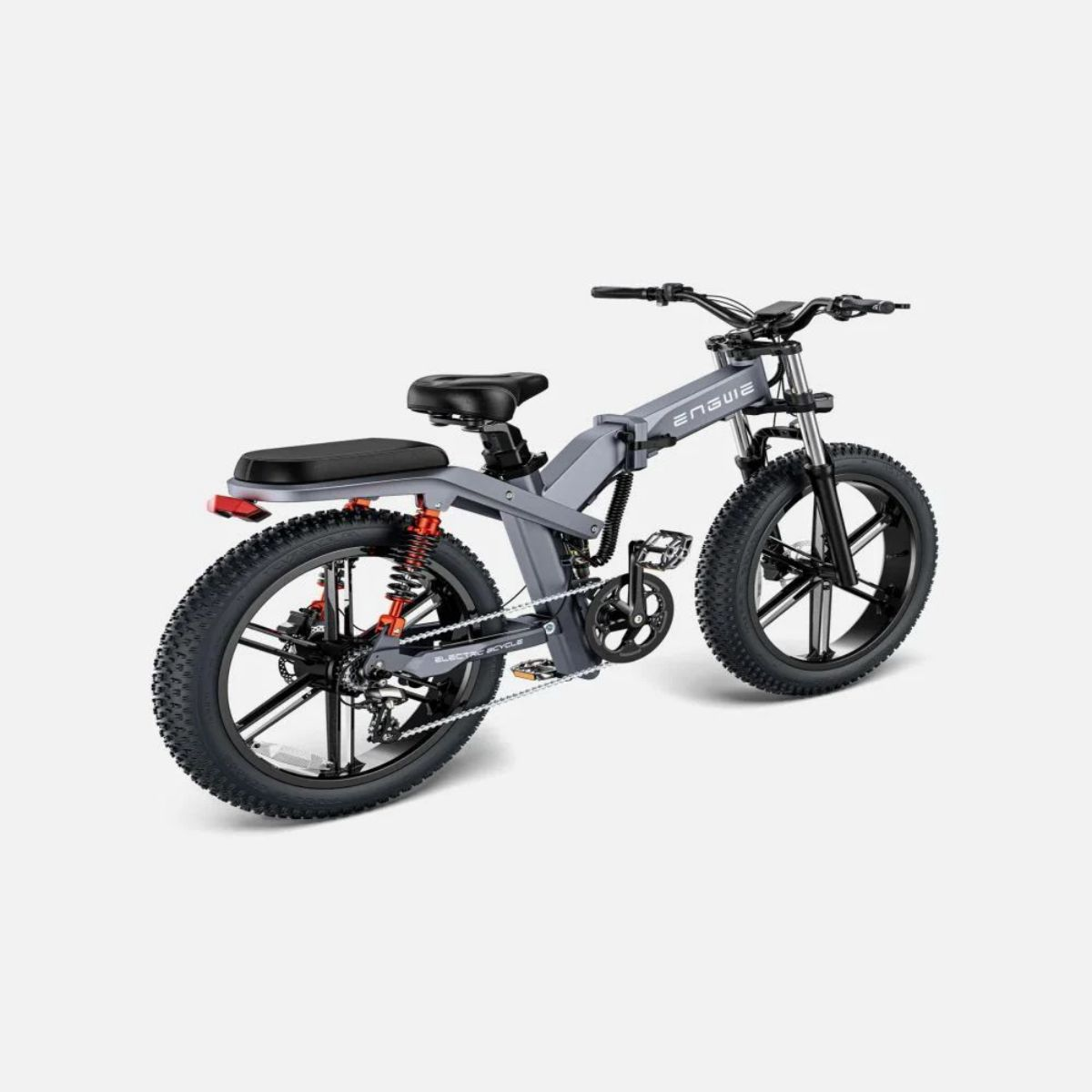 Graues Elektrofahrrad. Es hat große Reifen, einen Sitz und einen Motor. Der Hintergrund ist weiß.