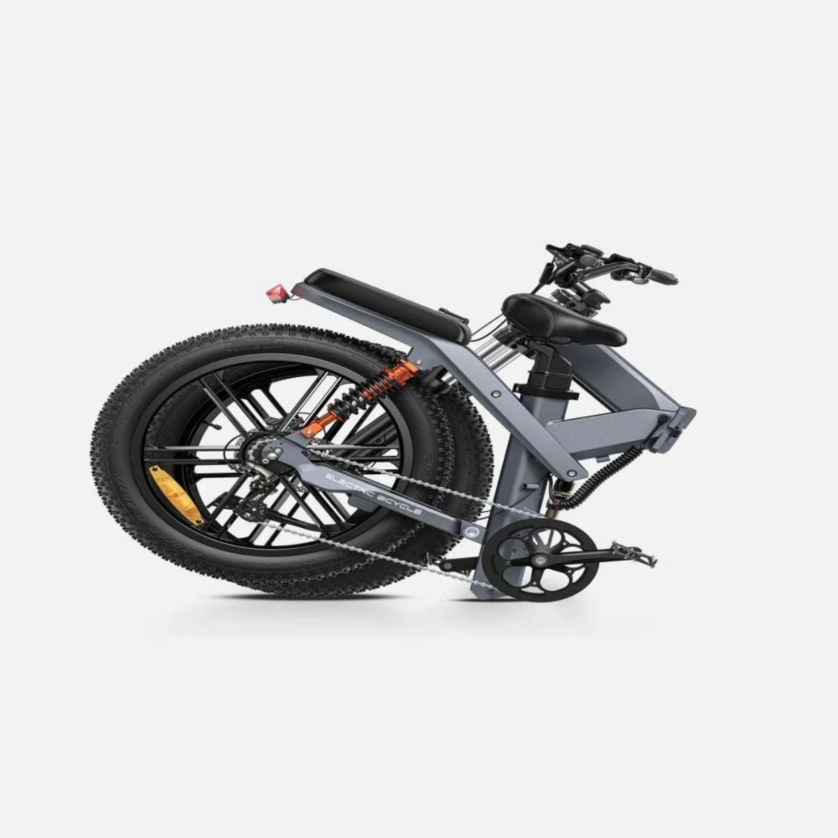 Ein zusammengeklapptes graues Elektrofahrrad mit schwarzen Reifen und orangefarbener Federung.