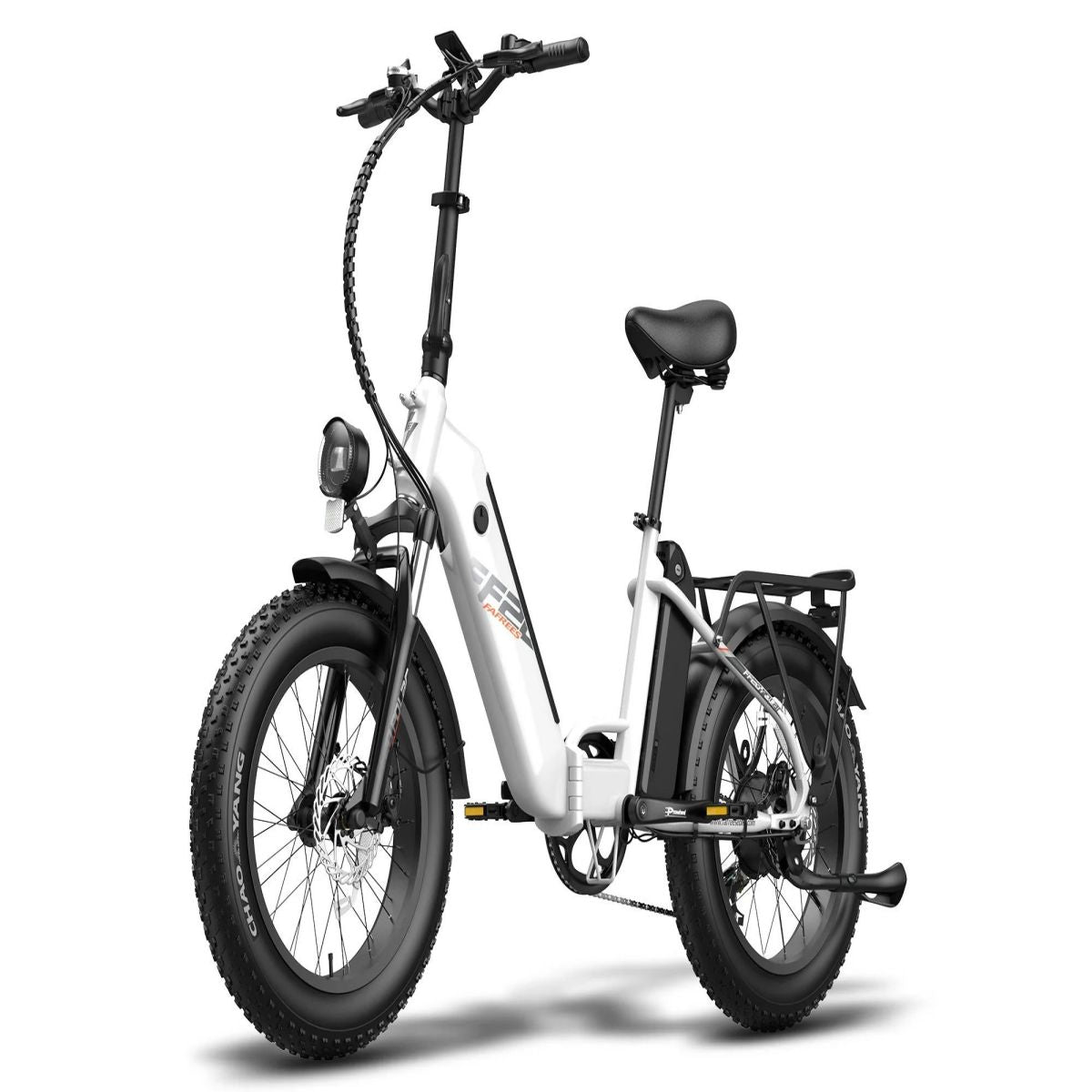 Bicicletta elettrica bianca con pneumatici neri larghi e faro. Sfondo bianco.