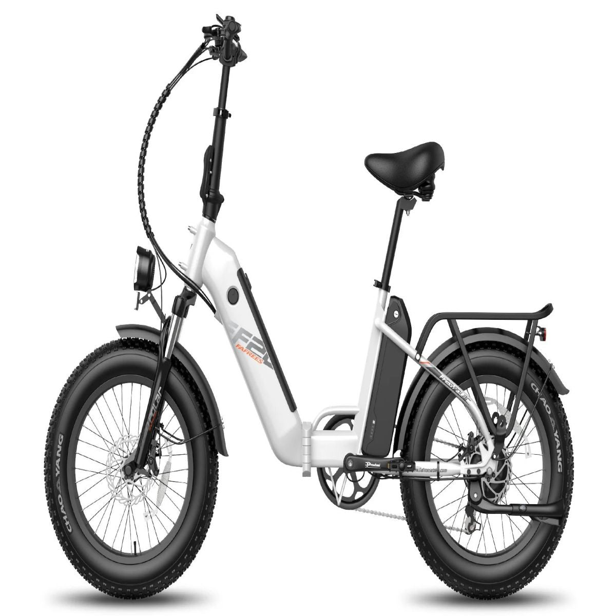 Bicicletta elettrica a ruote grasse bianca e nera. La bici ha sella e pneumatici neri.