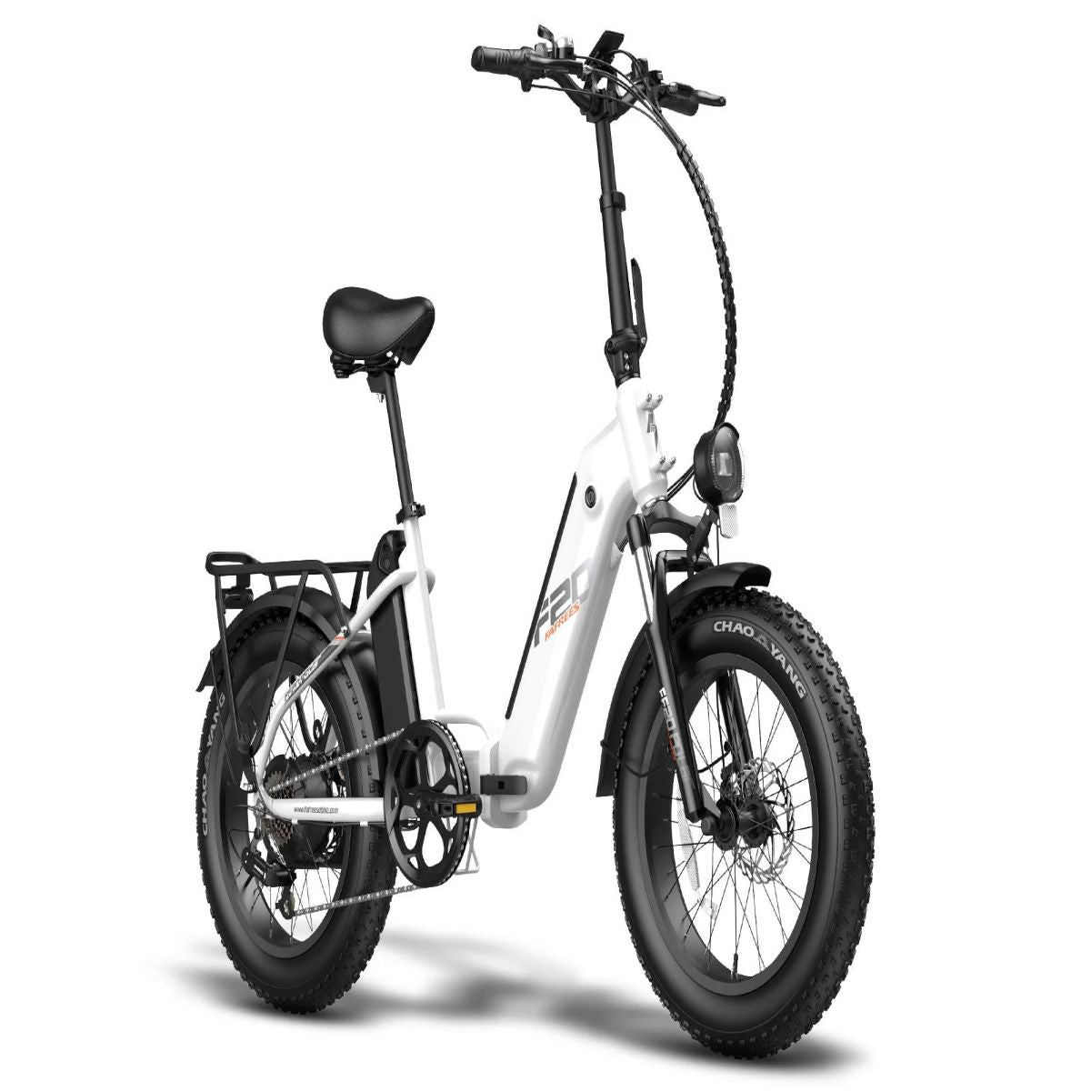 Bicicletta elettrica bianca. Ruote, sella, manubrio neri. Sfondo bianco. Vista angolata.