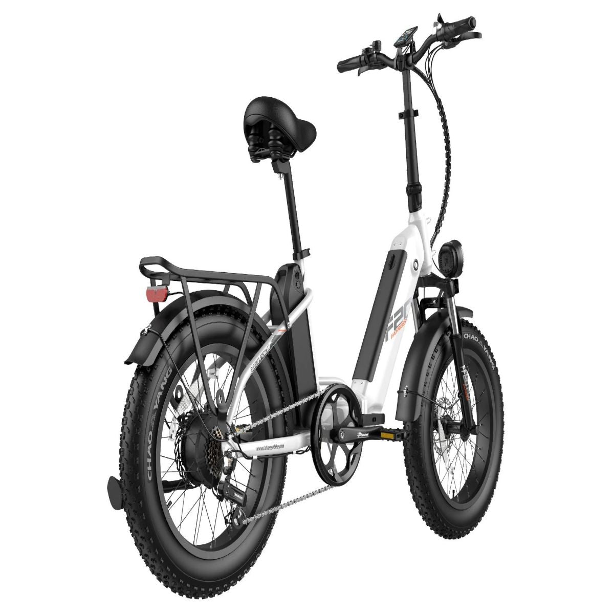 Bicicletta elettrica bianca e nera con pneumatici grandi, portapacchi e sella nera.