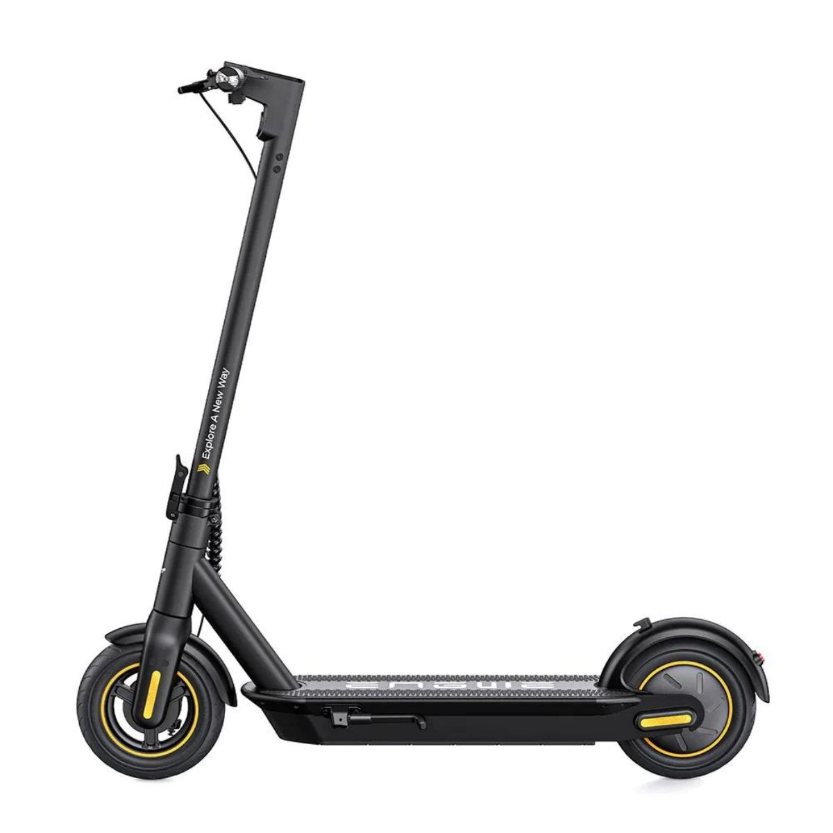 Scooter elettrico nero con ruote gialle. Sfondo bianco.