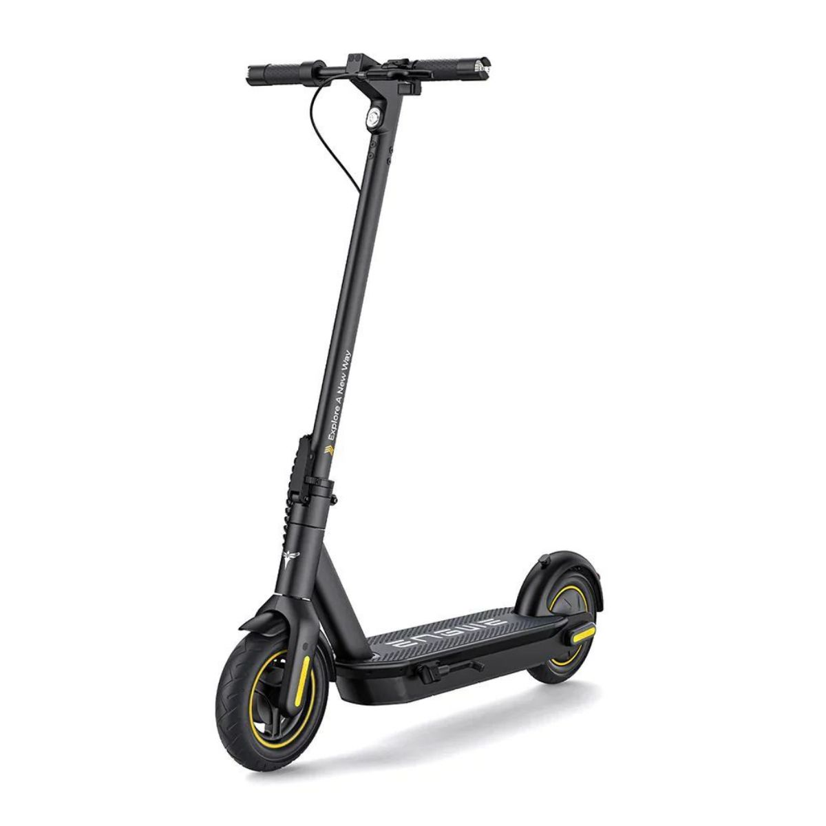 Scooter elettrico nero con dettagli gialli su sfondo bianco, leggermente angolato.