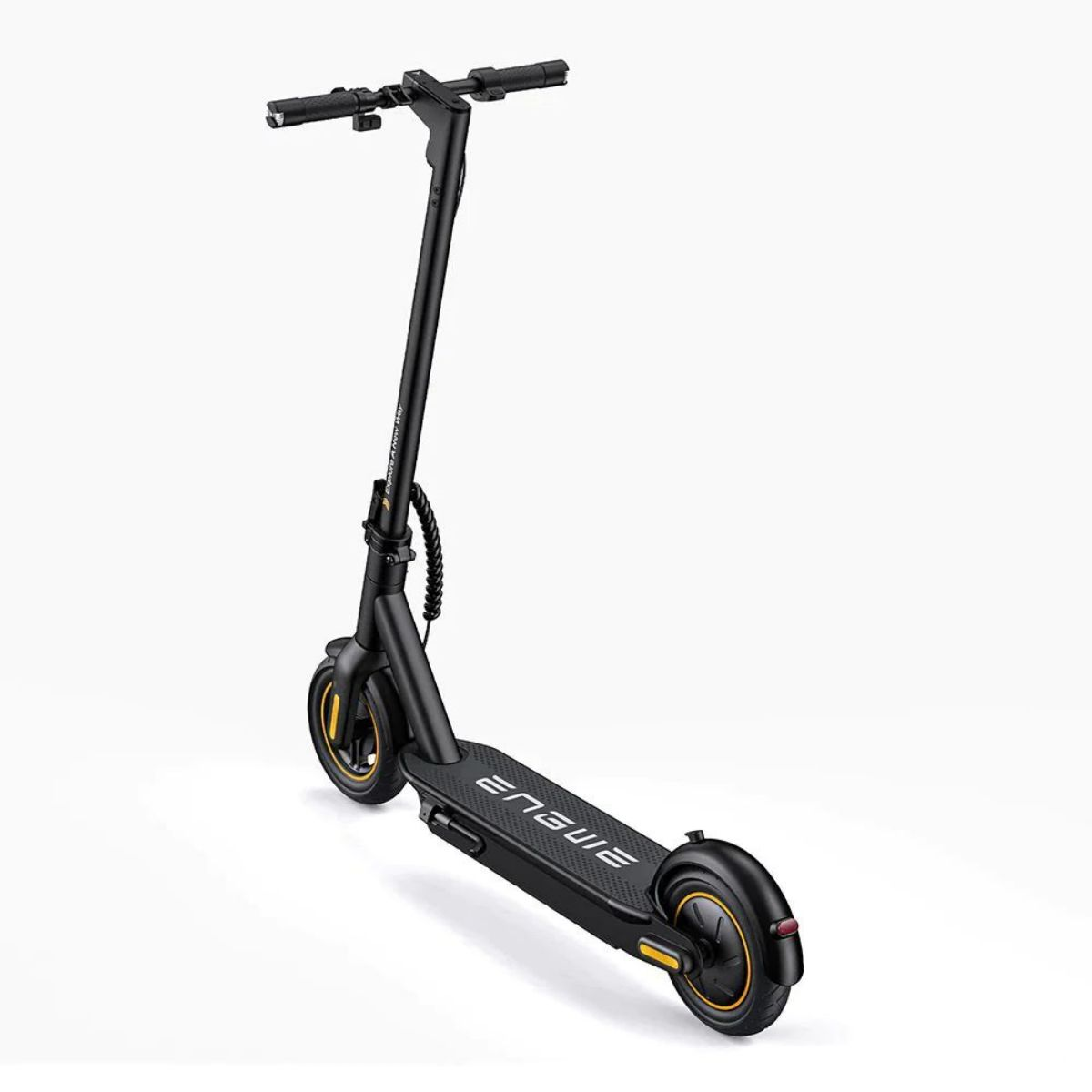 Scooter elettrico nero con dettagli gialli. Lo scooter è mostrato da un'angolazione bassa su sfondo bianco.