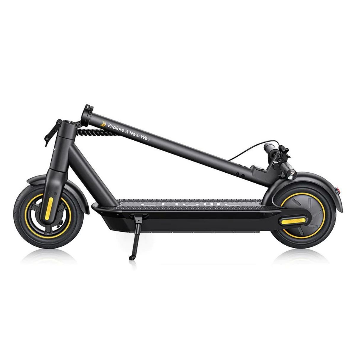 Scooter elettrico nero con dettagli gialli, su una superficie bianca.
