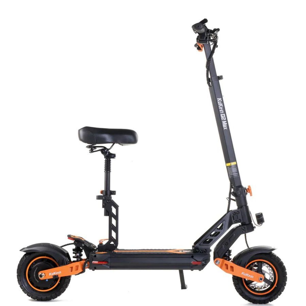 Scooter elettrico nero con sedile e dettagli arancioni. Sfondo bianco.