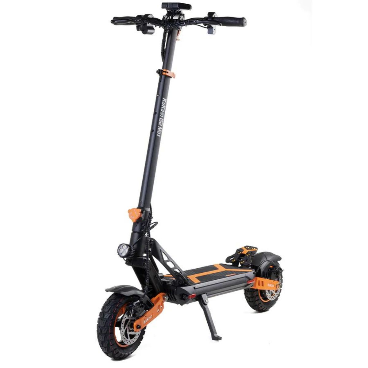 Scooter elettrico nero e arancione. Lo scooter ha un faro ed è mostrato su sfondo bianco.