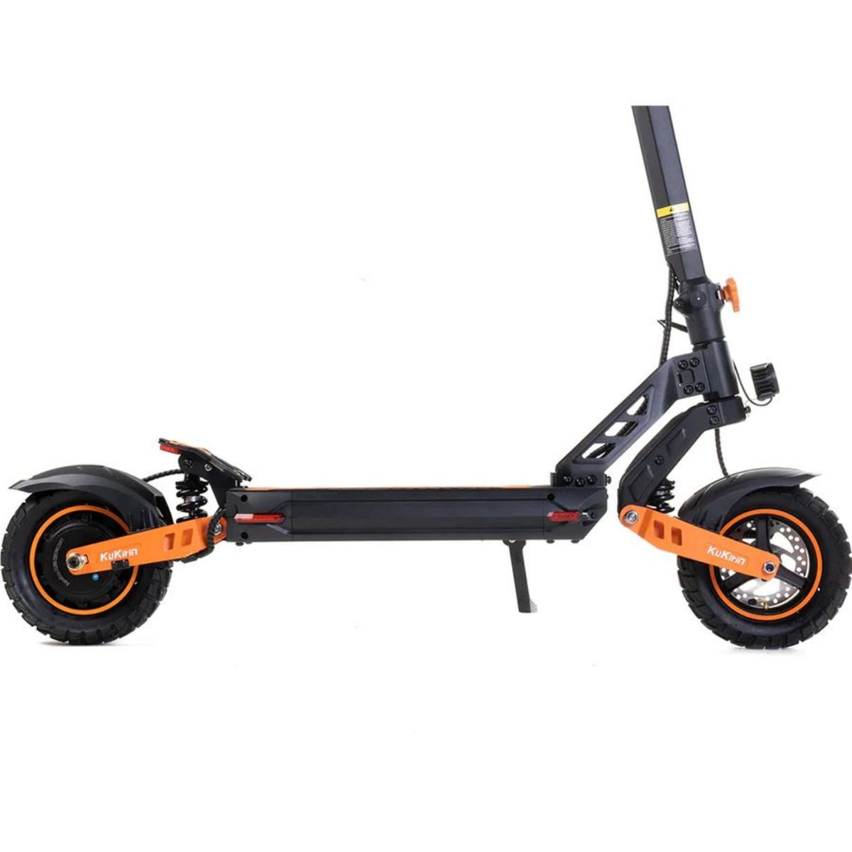 Scooter elettrico nero e arancione di profilo, con sfondo bianco e pneumatici grandi.