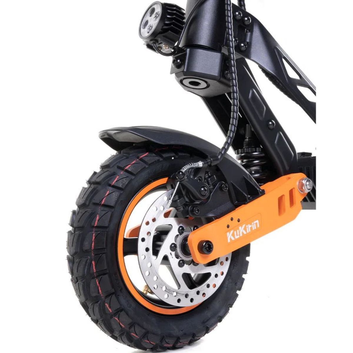 Primo piano della ruota dello scooter elettrico nero e arancione con disco freno.