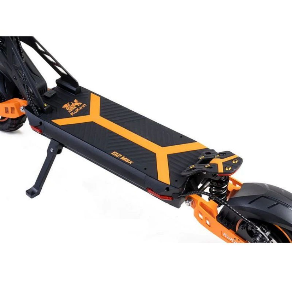 Piattaforma dello scooter elettrico nero, con dettagli arancioni e cavalletto. Bianco.
