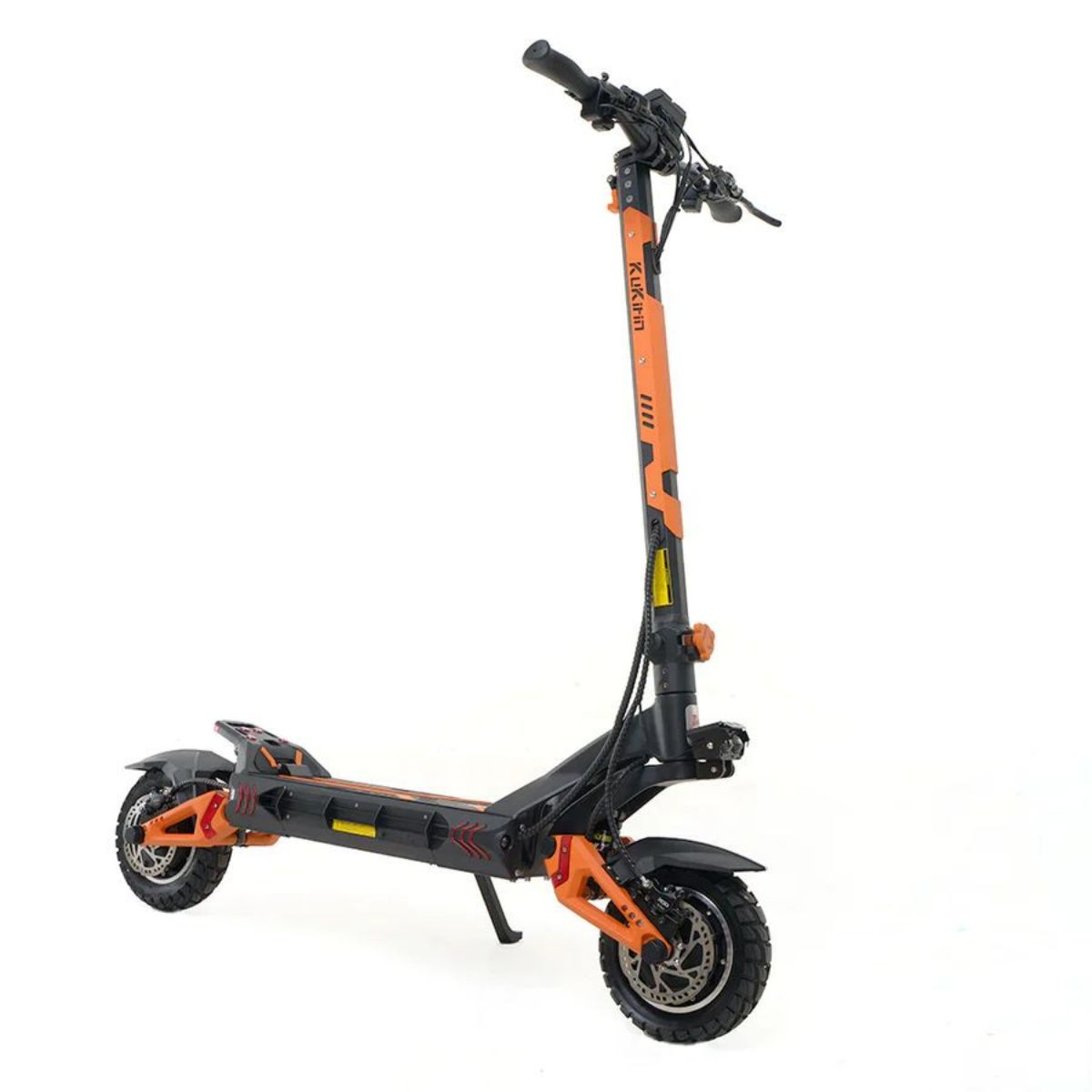 Scooter elettrico arancione e nero su sfondo bianco. Vista laterale.