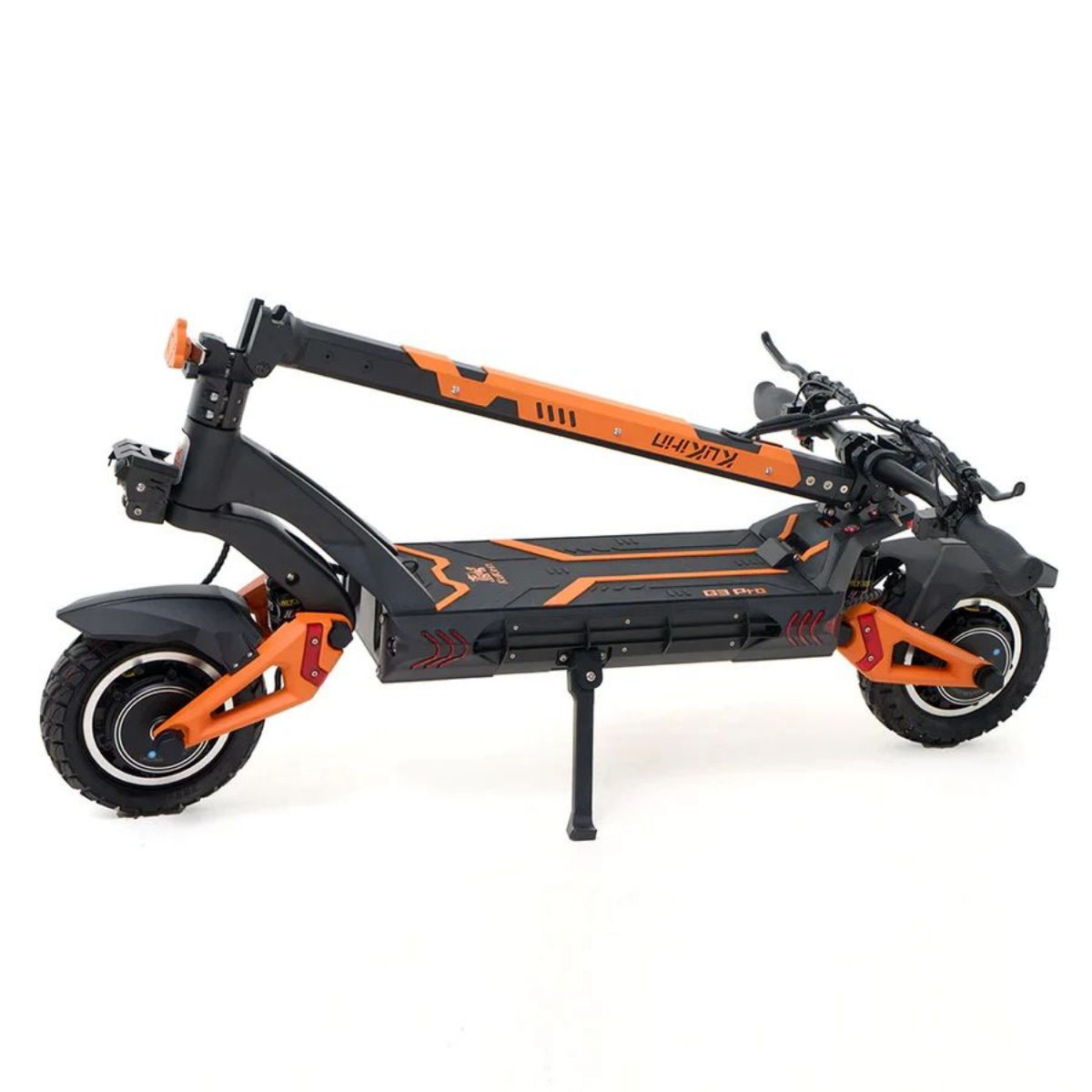 Scooter elettrico nero e arancione, vista angolata, sfondo bianco e cavalletto abbassato.