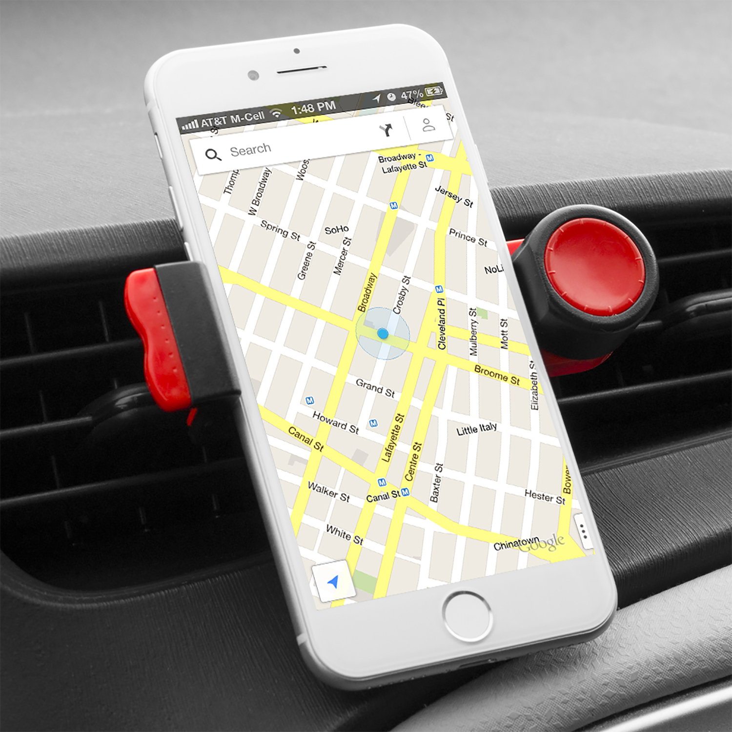 Smartphone en un soporte para coche, mostrando un mapa con nombres de calles y un marcador de ubicación.