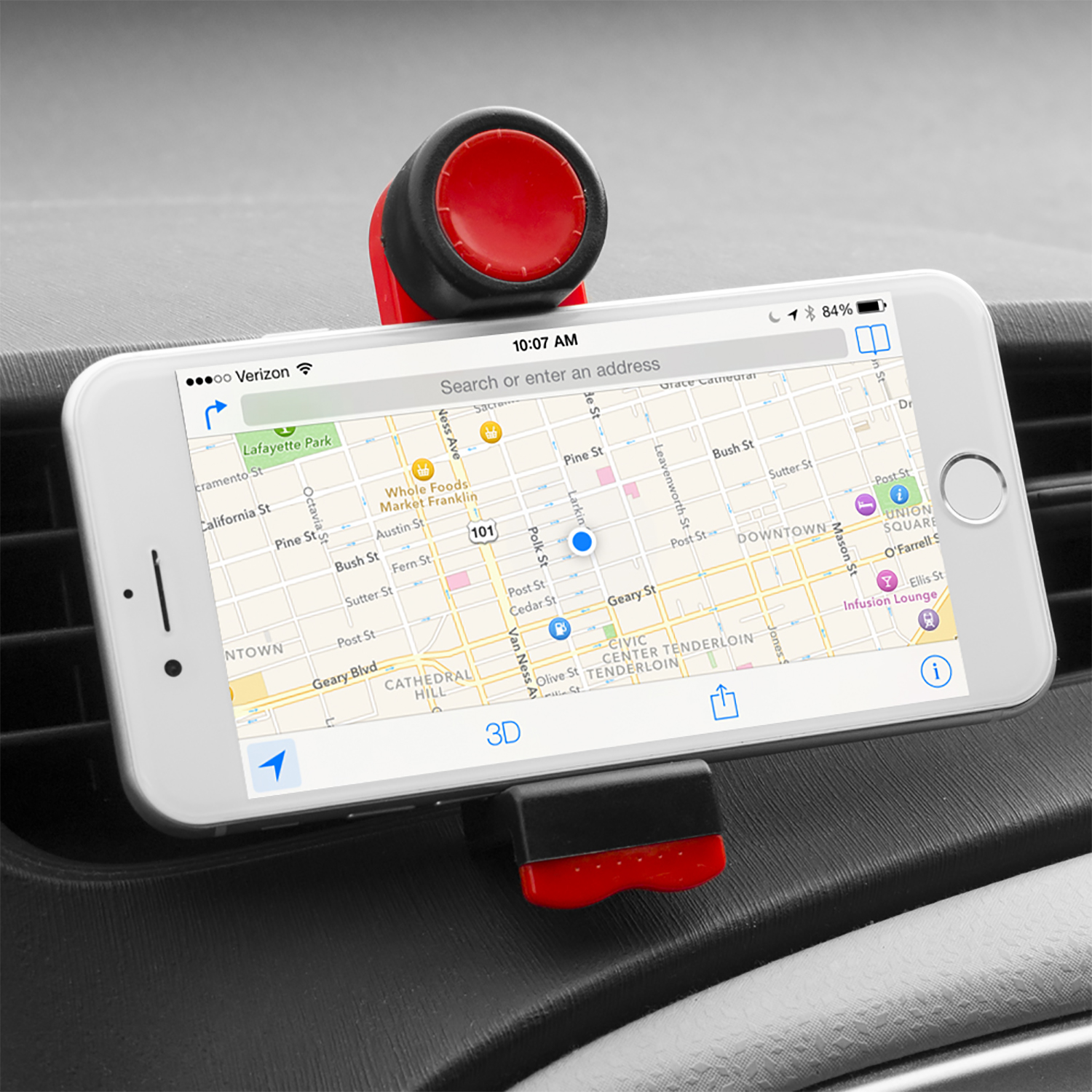 Un teléfono montado en el salpicadero de un coche mostrando un mapa con indicaciones. Montura roja y negra.