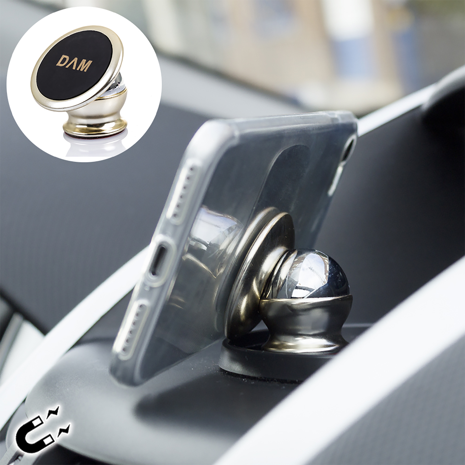 Soporte de teléfono para coche plateado con anillo dorado. Teléfono adjunto. Fondo es un salpicadero.